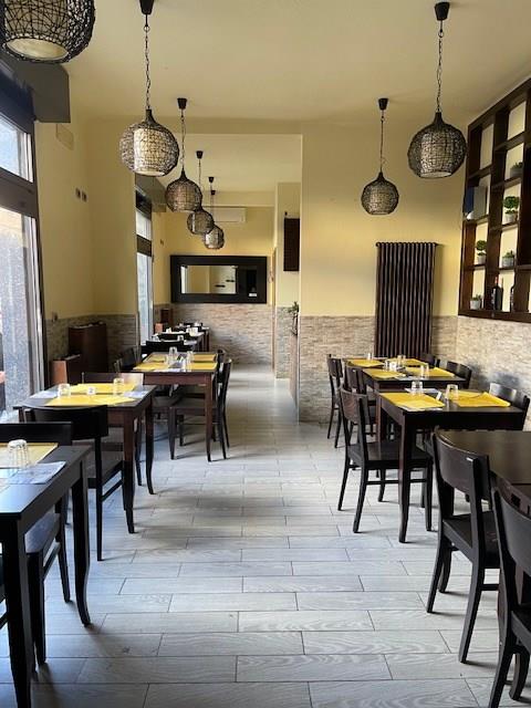 VENDESI NEGOZIO - VIA MASSARENTI (BO)