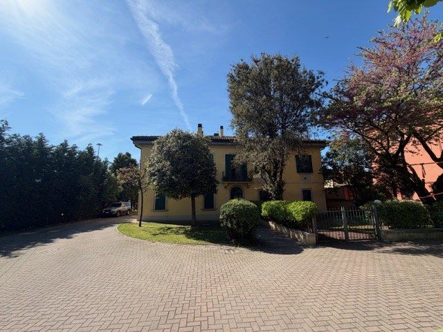 Bologna, via Ferrarese - Vendesi ufficio