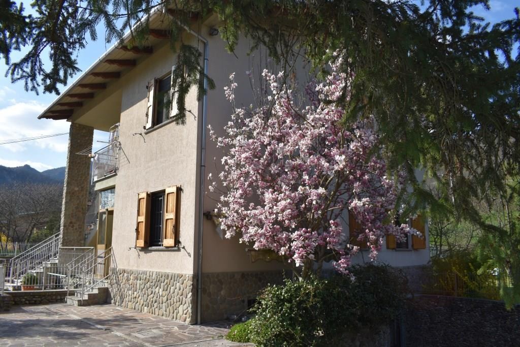 Vendesi quadrilocale con ampio giardino