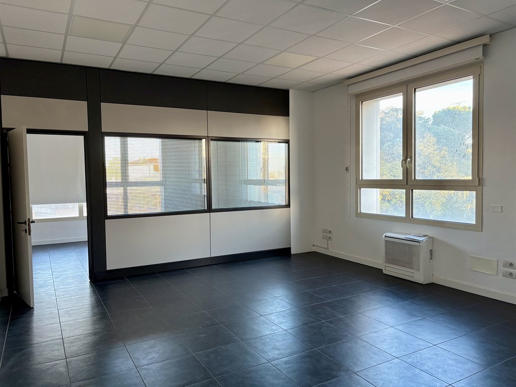 Bologna, Borgo Panigale - Vendesi ufficio