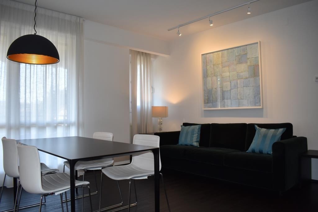 Vendesi ampio bilocale zona Meridiana