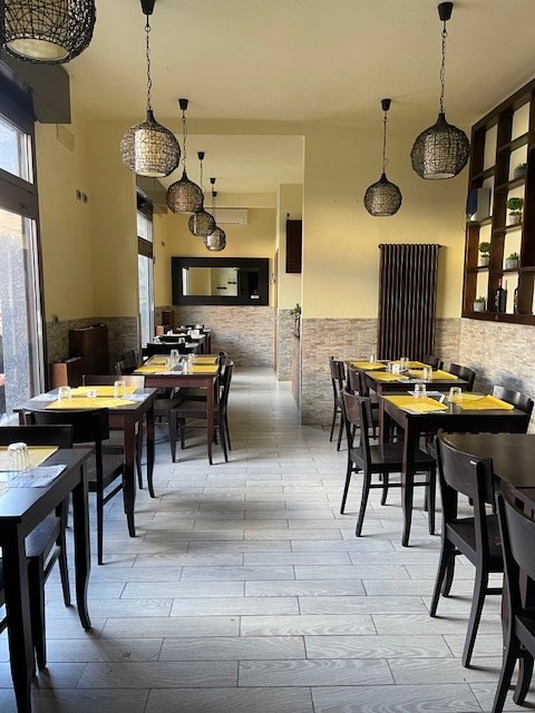 AFFITTASI NEGOZIO - VIA MASSARENTI (BO)